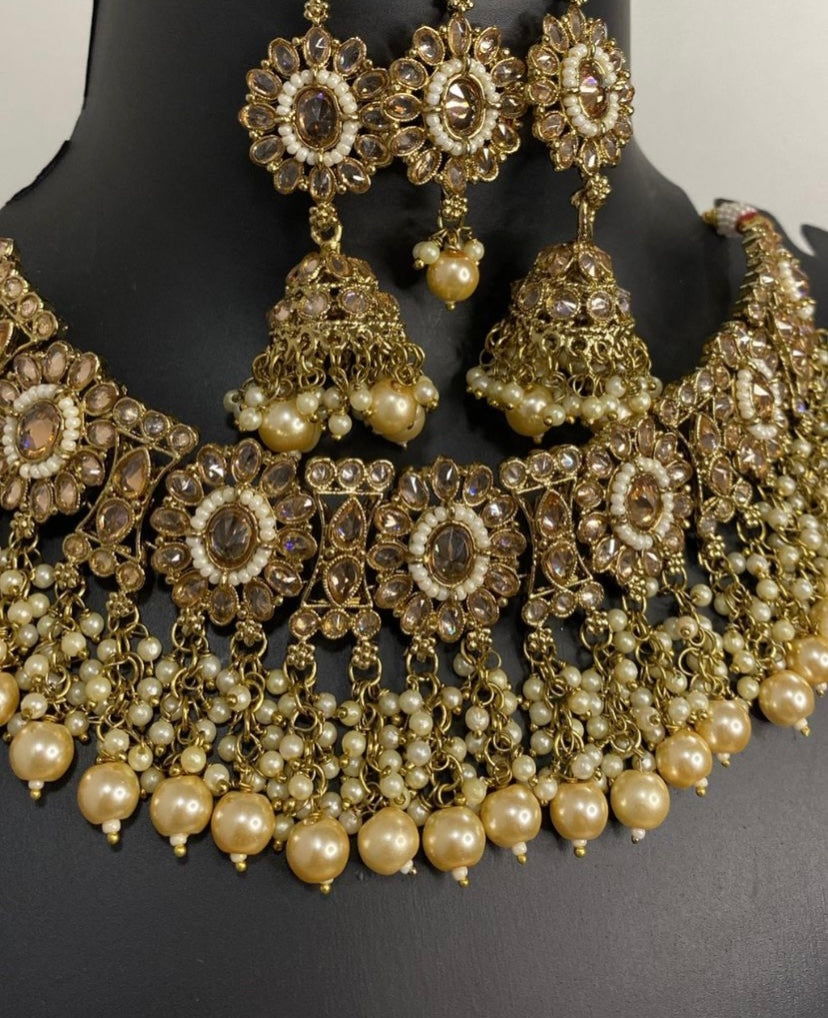 ISHAANI NECKLACE SET