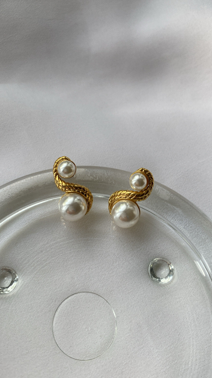 KHALEESI PEARL STUDS